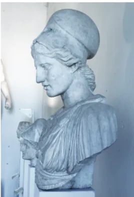 Fig. 4. Busto di Atena, copia  di età romana di un  origi-nale in bronzo attribuito  allo scultore Kresilas, attivo  soprattutto ad Atene tra  450 e 420 a.C