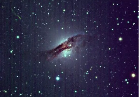 Figura 1: Fotografia di una galassia a spirale vista di taglio sul fondo delle