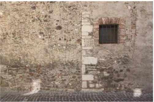 Fig. 1 – Un muro come palinsesto: tracce nella tessitura muraria   della facciata nord del Museo, Gavardo – Fonte: foto di N
