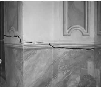 Figure  4. Detail of the horizontal crack pattern at the trans- trans-verse arch abutment base induced by the seismic action.