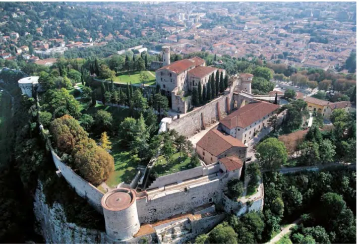 Figura 10. Brescia: vista aerea del colle Cidneo e del castello (da Berlucchi 2013, p