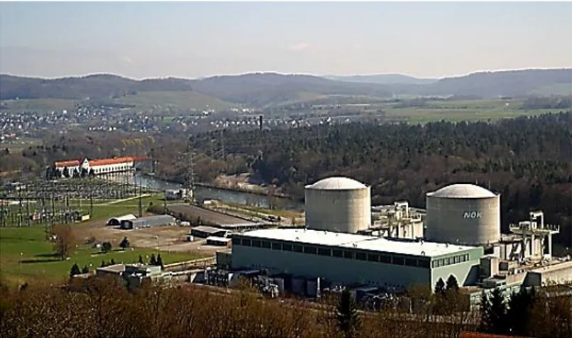 Figura 7 – Vista della centrale nucleare di Beznau con la centrale idroelet- idroelet-trica in secondo piano 10 
