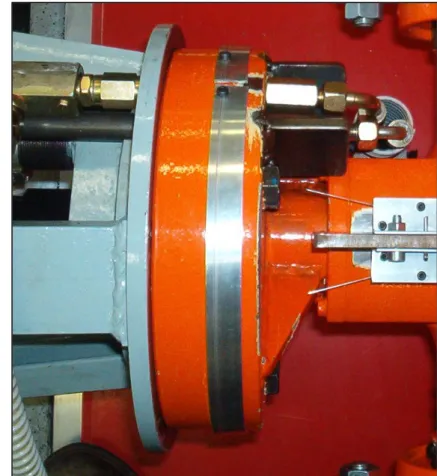 Figura 3-10 : Applicazione della banda magnetica sulla superficie  del tamburo rotante; la banda è inserita nella scanalatura interna  del profilo 