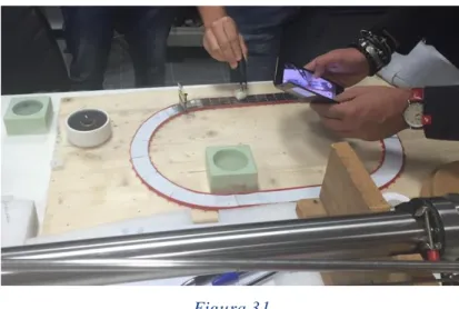 Foto di un esperimento di levitazione diamagnetica di un piccolo magnete su di una pasticca di  superconduttore raffreddato in azoto liquido durante le attività per la Scuola con i 