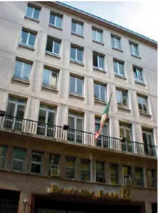Fig. 3.3.1: Vista della facciata della Deu- Deu-tsche Bank di via S. Brigida a Napoli