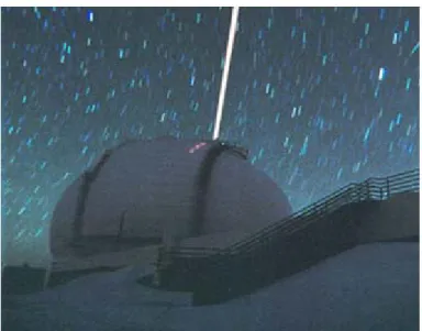 Figura 1.6 Il telescopio dell’osservatorio W. M. Keck situato a 4000 metri sul  livello del mare sulla sommità del vulcano dormiente Mauna Kea nelle Hawaii  durante il primo esperimento di stella guida laser nel dicembre 2001 