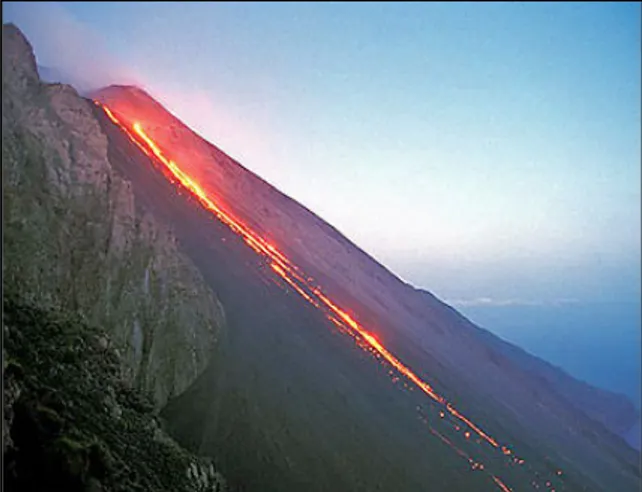 Fig.  9:  Flusso  di  lava  lungo  la  Sciara  del  Fuoco  (30  giugno2003). 