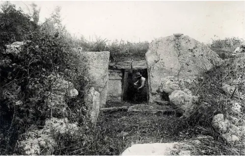 Fig. 1. Una delle tombe di Pian di Palma in corso di scavo agli inizi del ‘900 (archivio fotografico SBAT, neg