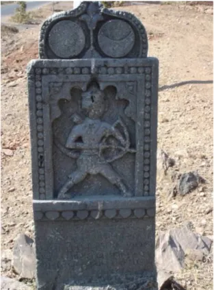 Figura 3: stele commemorativa di un arciere bhil presso il villaggio di Hir t , sulla strada tra D garpur e  B sw 