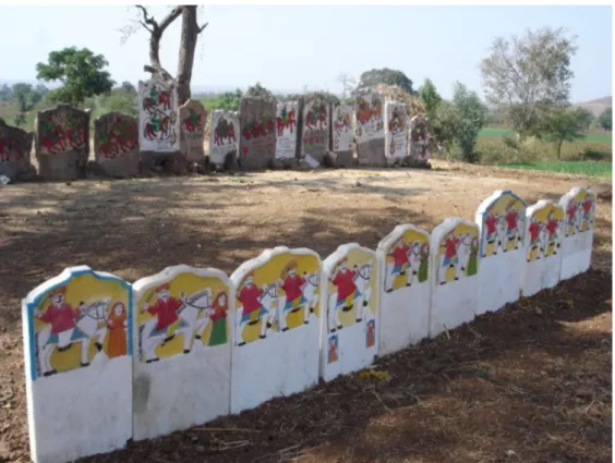 Figura 4: steli commemorative bh l moderne, presso il villaggio di Suj pur , distretto di Jh bu , Madhya  Prade 