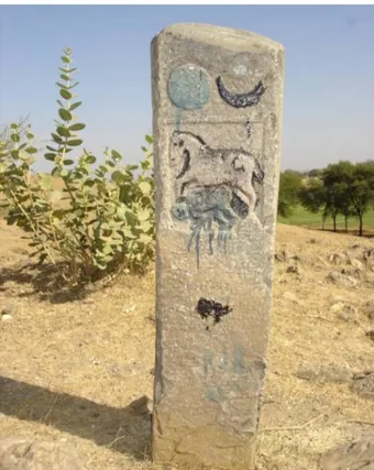 Figura 6: stele presso il villaggio di Ch j , distretto di B sw , che vietava ai Bh l l uccisione di vacche  e vitelli, rappresentando in iperbole l enorme punizione per gli eventuali trasgressori