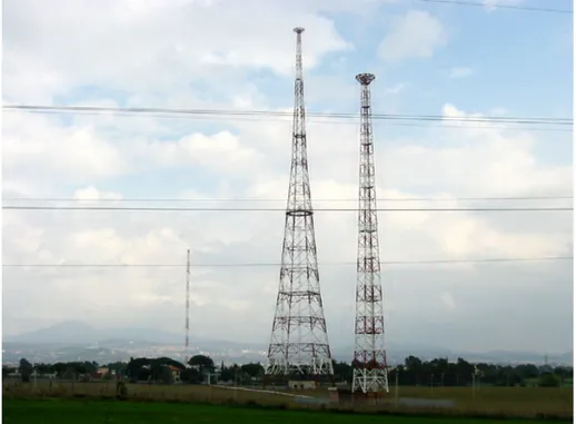 Figura 12 – La torre O.M. RAI di S. Palomba (RM) alta 175 m. Sullo sfondo si vede una delle  tre antenne strallate del centro radio emeittente