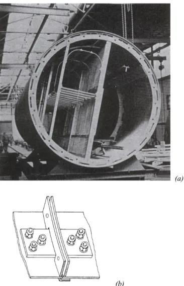 Figura 2 –  Tronco di un’antenna cilindrica già assemblato: si nota la scaletta protetta  interna, le guide per il montacarichi e la flangia con gli slot per effettuare la giunzione (a)
