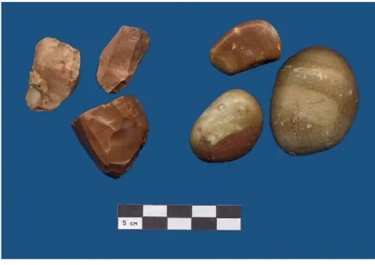 Fig. 26 – I ciottoli silicei dei depositi marini di età pleistocenica (campioni geologici e riproduzioni      sperimentali)   