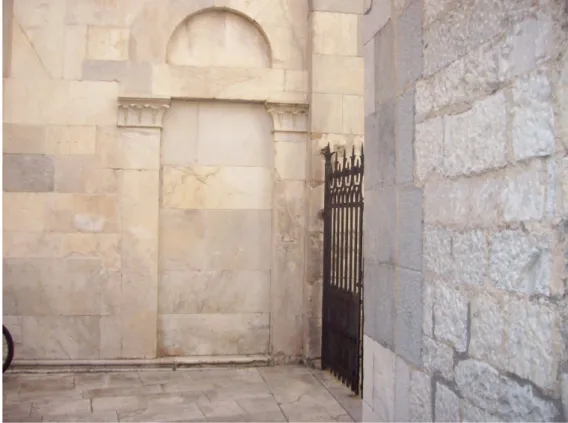 Figura 5 –  Duomo di Carrara, porta murata  che dava accesso  alla demolita  sagrestia seicentesca
