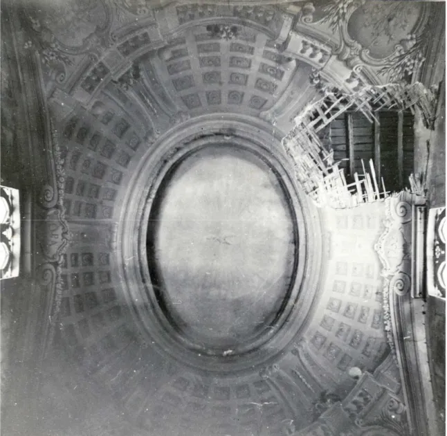 Figura 14 – Duomo di Carrara, volta settecentesca sopra al presbiterio al 1946. Foto del  1946,  Archivio  fotografico  della  Soprintendenza  per  il  patrimonio  storico,  artistico  ed  etnoantropologico  e  per  i  beni  architettonici  e  del  paesagg