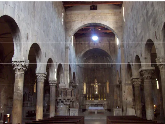 Figura  16  -  Duomo  di  Carrara,  interno,  navata  centrale  con  timpano  in  marmo sull’arco del presbiterio 