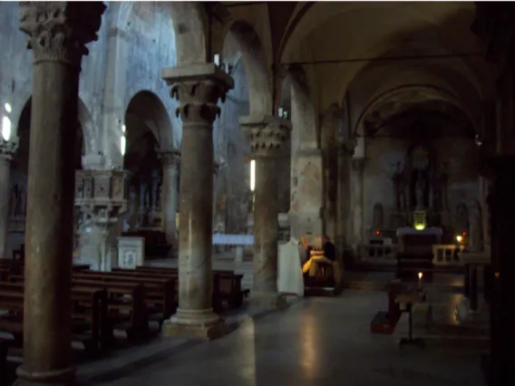 Figura 18 - Duomo di Carrara, interno navata sinistra con le soprastanti volte a  crociera