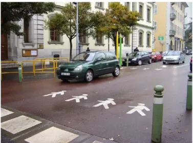 Fig 7  Un attraversamento pedonale a Chambéry, con le sagome di pedoni stilizzati al posto delle strisce  zebrate 