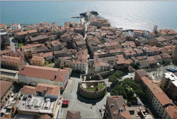 Figura 25. Foto aerea del centro storico di Piombino, Foto Bagnoli Luca, Livorno. 