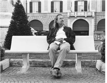 Figura 1. Dante Medina seduto in Piazza Saffi a Forlì