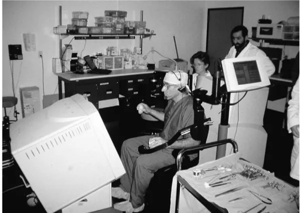 Fig. 3.1 b: chirurgo seduto alla console del sistema robotico ZEUS, mentre 