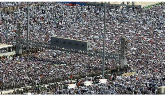 Figura 1.3: Fedeli presenti sul ponte Jamarat per il rituale della «lapidazione del diavolo»