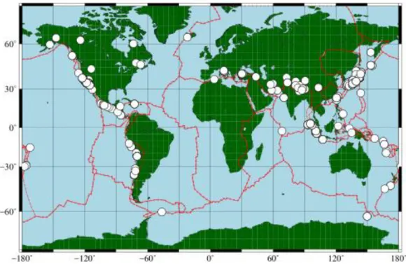Figure 2.2 Distribuzione geografica dei 180 terremoti contenuti in SRCMOD. Le linee rosse  rappresentano una versione semplificata dei contorni delle placche tettoniche secondo Bird 