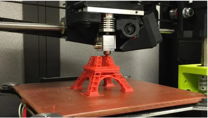 Figura 7 - Una stampante 3D in azione. Riesce a riprodurre anche una forma molto complessa come la Tour Eifell
