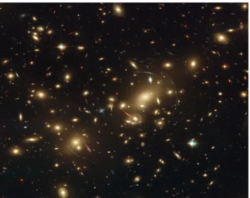 Figura 1: Abell 2218 ripreso dal telescopio spaziale Hubble, situato a  circa  2,1  miliardi  di  anni  luce  dalla  Terra