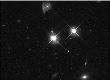 Figura 1.2.3: Immagine di un Quasar distante circa 9 miliardi di anni luce (al centro)