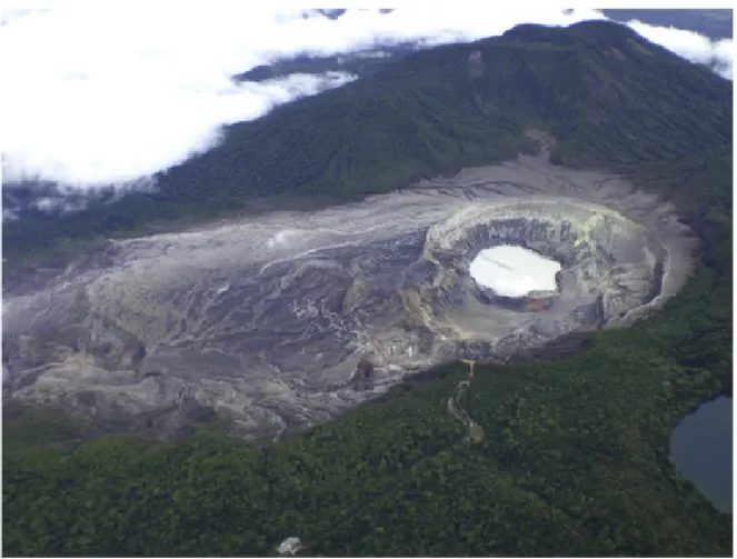 Figura 3: esempio di lago craterico: si osserva il lago Laguna Caliente associato al vulcano Po á s (Rouwet et  al., 2014)