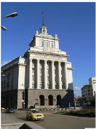 Figura 6.5: Ex Sede del Partito Comunista Bulgaro. casione della mostra al Palazzo del Maneggio di Mosca 16 del 1962 Chru²£ëv criticò fortemente le opere d'avanguardia che vi erano esposte