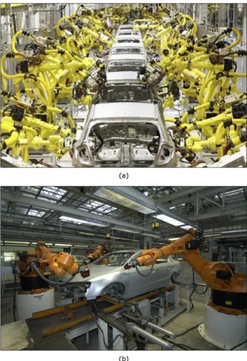 Figura 1.1: Un esempio di funzionamento di robot in ambito industriale. Nel caso di una catena di montaggio automobilistica (a), ad esempio, è di fondamentale importanza utilizzare robot con sistemi di visione ben  cali-brati, per garantire il perfetto ass