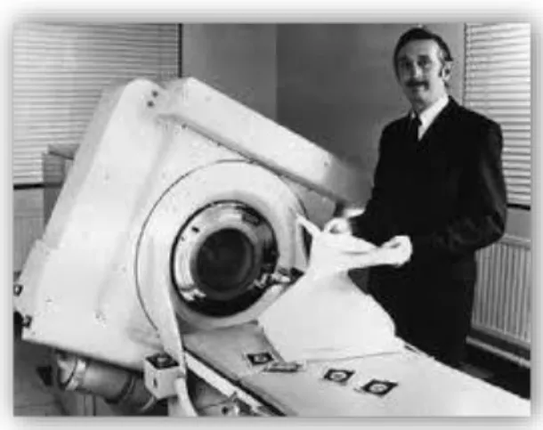 Figura 11 - Il primo tomografo (EMI Mark 1) impiegato in medicina con a fianco l'ingegnere G