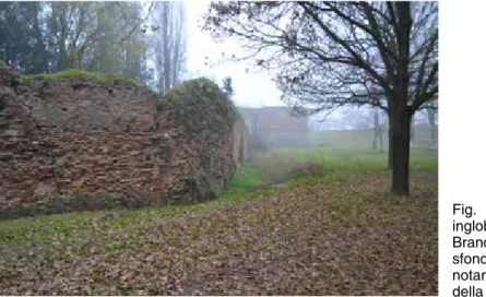 Fig. 3. Le mura  inglobate dalla Rocca  Brancaleone. Sullo  sfondo è possibile  notare un dei torrioni  della Rocca.