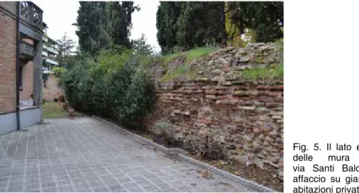 Fig. 5. Il lato esterno  delle mura lungo  via Santi Baldini, in  affaccio su giardini di  abitazioni private.