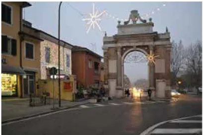 Fig. 12. Il fronte  esterno di Porta Nuova  vista dalla parte sud di  via di Roma.