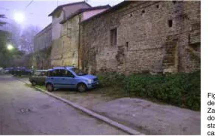 Fig. 6. Il lato interno  delle mura lungo via  Zagarelli alle Mura,  dove le mura sono  state inglobate dalle  case.