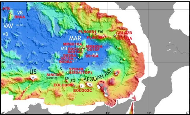 Figura 4.1. Localizzazione dei campioni nell’area di studio (nomi indicati in rosso). Le lettere e le sigle (in nero  o bianco) indicano: il vulcano Marsili (MAR), con il relativo bacino (MB); tale bacino è delimitato dal complesso  vulcanico di Palinuro (