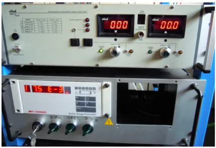 Figura 2.7: Sopra: generatore di tensione. Sotto: monitor per i rilevatori di pressione e interruttori di accensione delle pompe da vuoto.