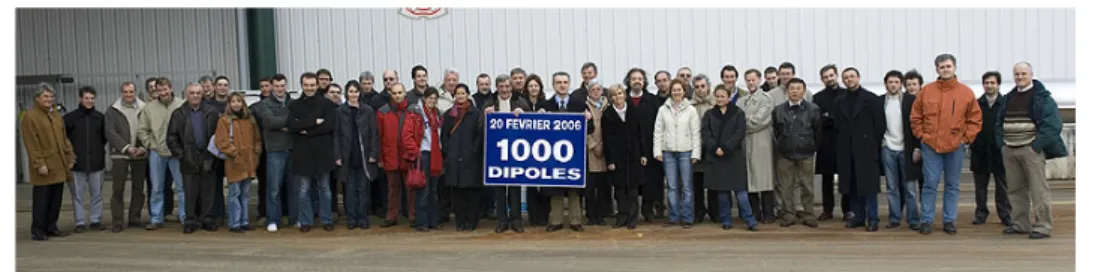 Figura 2.1: Febbraio 2006: tecnici del gruppo LHC festeggiano il posizionamento del del millesimo magnete bipolare dei 1232 totali.