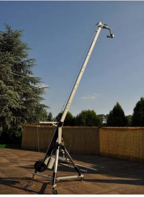 Figura 1.5: Crane di tipo professionale da 4 metri in profilati d' alluminio anodizzato   dal costo di 4000€ esclusa la testa remota