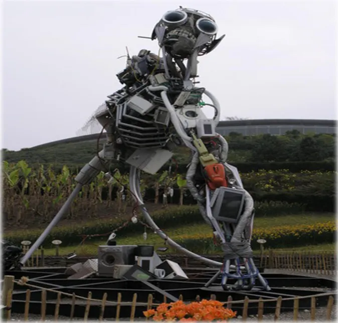 Figura  1:  WEEE  man  (WEEE:  waste  of  eletric  and  eletronic  equipement),  è  una  grossa  scultura  robotica  alta  7  metri  del  peso  di  3.3  tonnellate  costruita  con  rifiuti  WEEE,  è  stata  realizzata  per  sensibilizzare  l’opinione  pubb