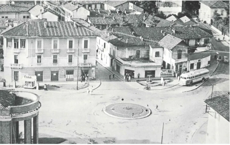 Figura 3: Veduta di Piazza San Lorenzo da Viale Milano. Si nota sulla sinistra in primo piano l’edificio di Mezzanotte