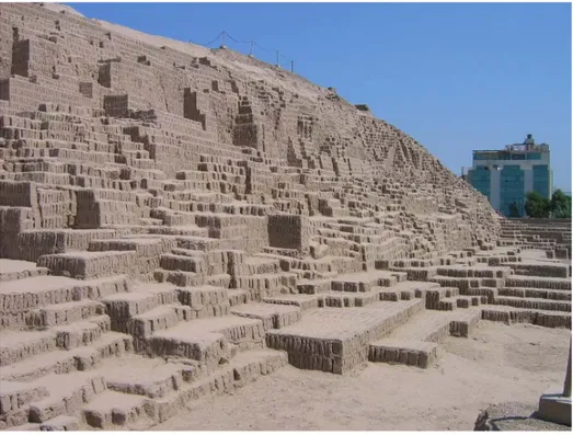 Figura 2.11 Huaca Pucllana: una delle prime costruzioni piramidali a Lima, 200 d.c. circa