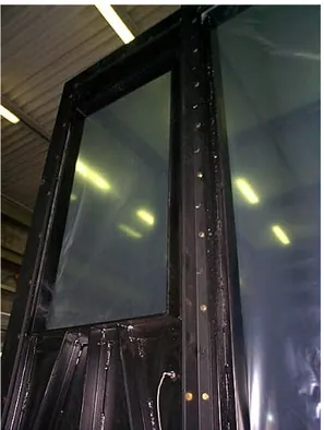 Figura 15 - Particolare delle parete di prova della CVE con porta e finestra in plastica 