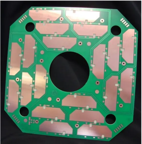 Fig 3. 13 - Foto del circuito stampato, in cui sono evidenti le scanalature e la piazzole  su cui sarà incollata la cella solare