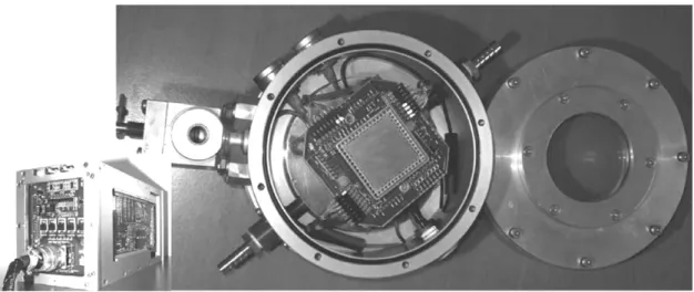 Figura 11  Foto del chip da laboratorio su cui si basa la CCD da noi usata e, sulla sinistra,  il controller SDSU (San Diego State University)
