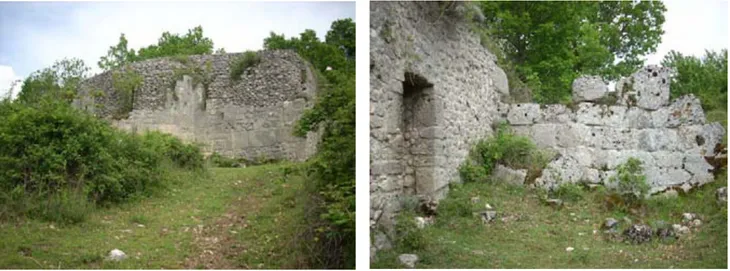Figure 28-29. Esterno della cripta con particolare dell’entrata, addossata alla quale sono visibili resti di mura antiche